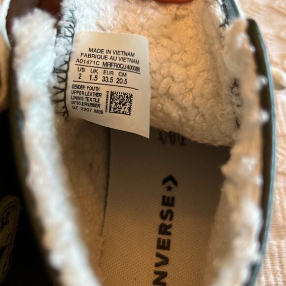 Chuck Taylor Sherpa lined leather youth size 2 - Picture 10 of 10